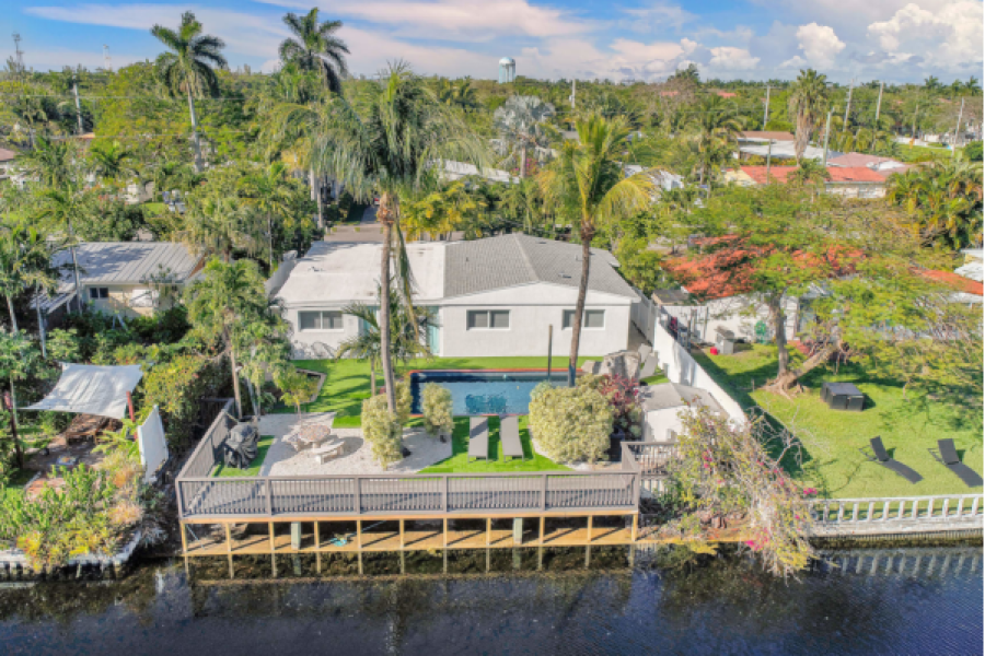 Modern home w/pool & canal views (House)